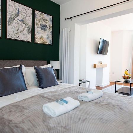 Studio Apartment With 65" Smart Tv Newport  Luaran gambar