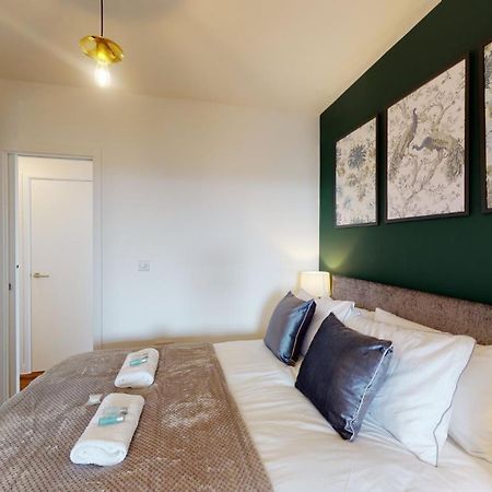 Studio Apartment With 65" Smart Tv Newport  Luaran gambar