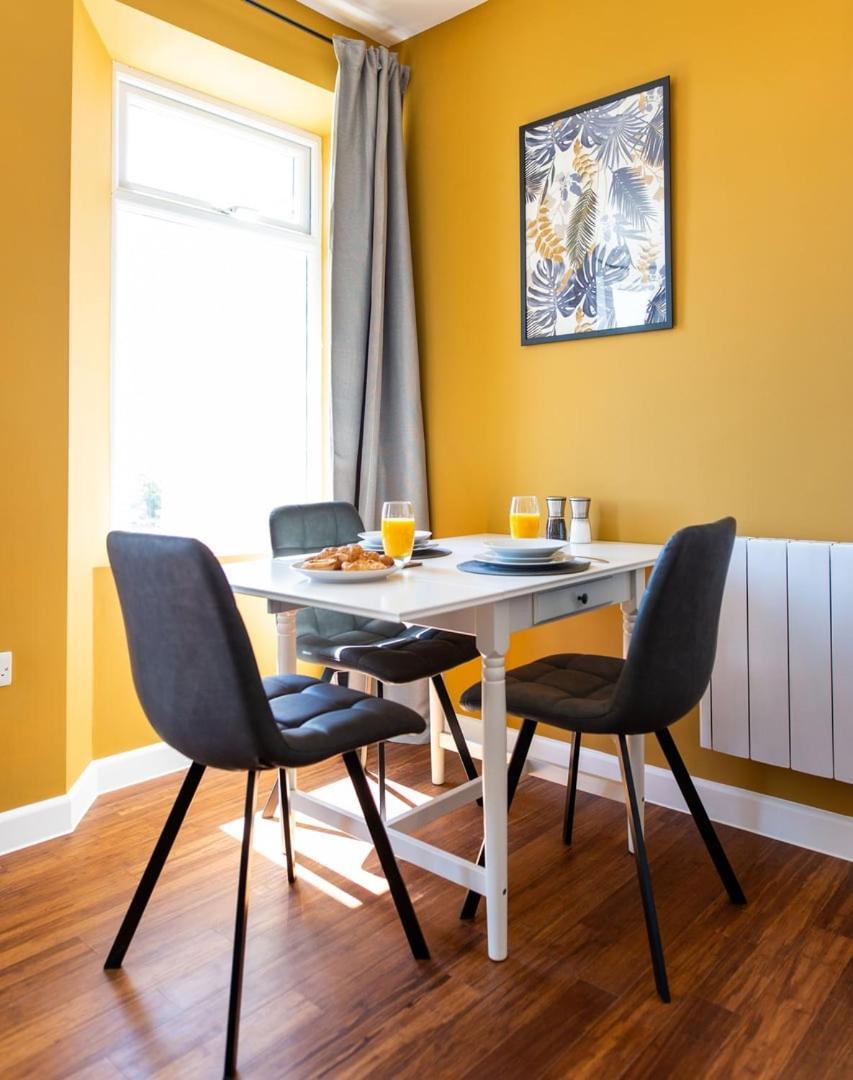 Studio Apartment With 65" Smart Tv Newport  Luaran gambar