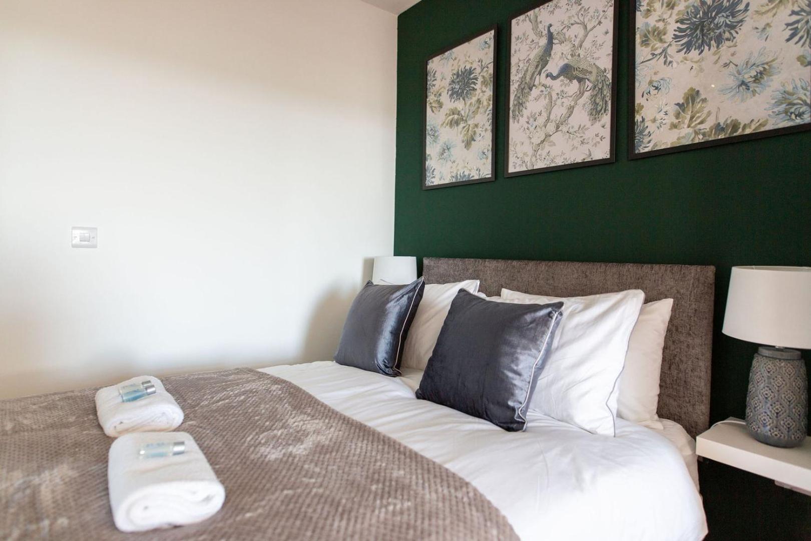 Studio Apartment With 65" Smart Tv Newport  Luaran gambar