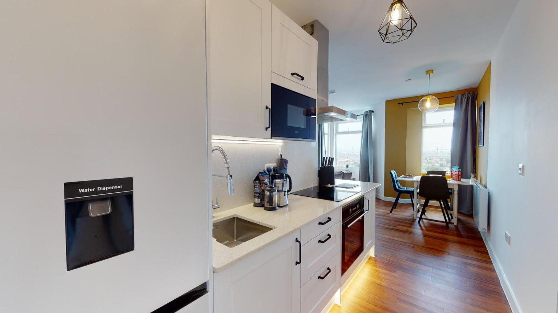 Studio Apartment With 65" Smart Tv Newport  Luaran gambar