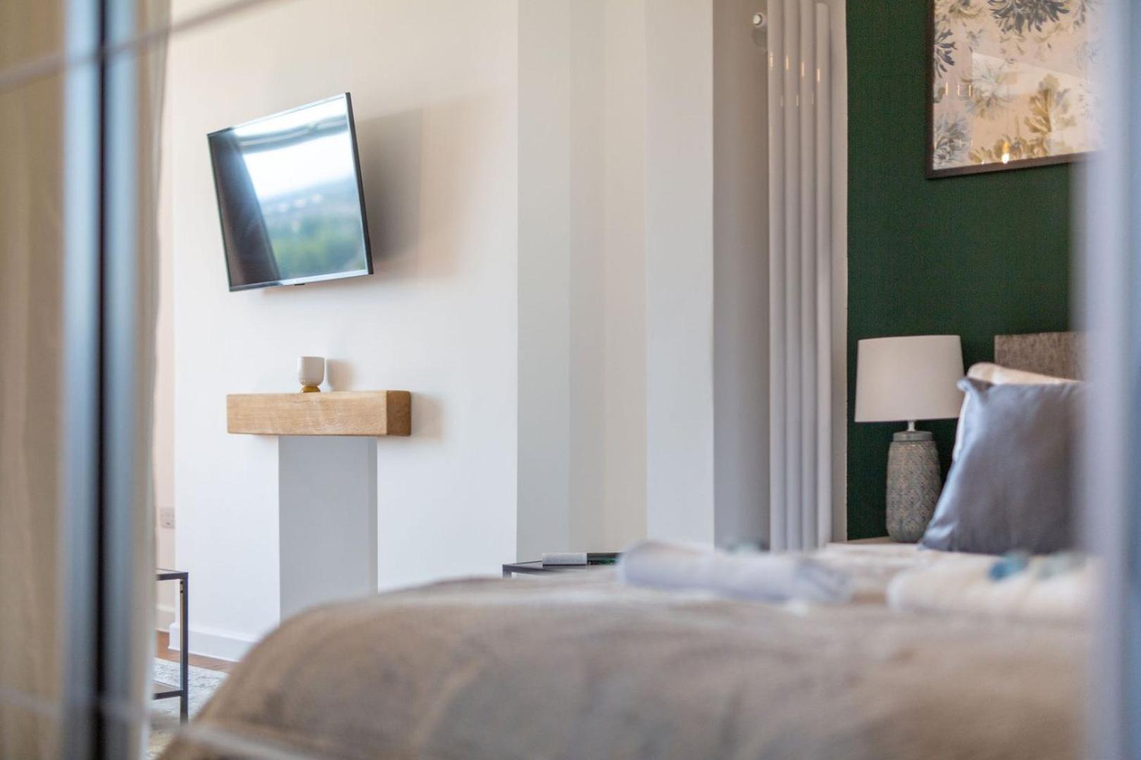 Studio Apartment With 65" Smart Tv Newport  Luaran gambar