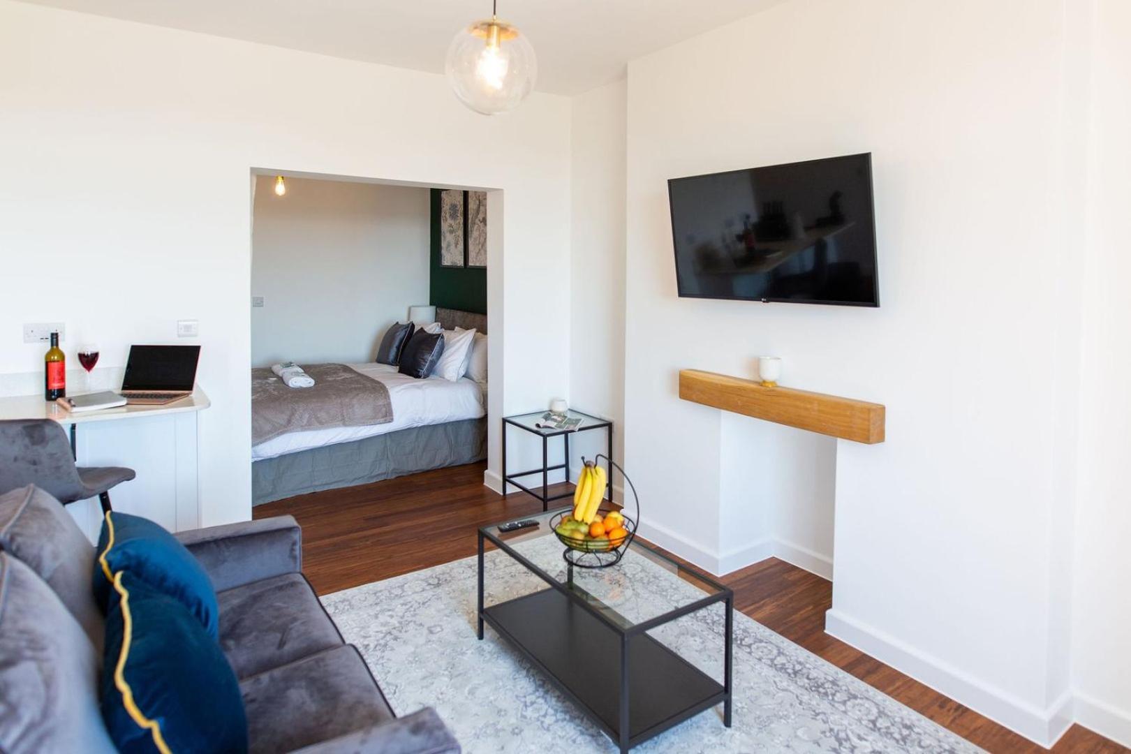 Studio Apartment With 65" Smart Tv Newport  Luaran gambar