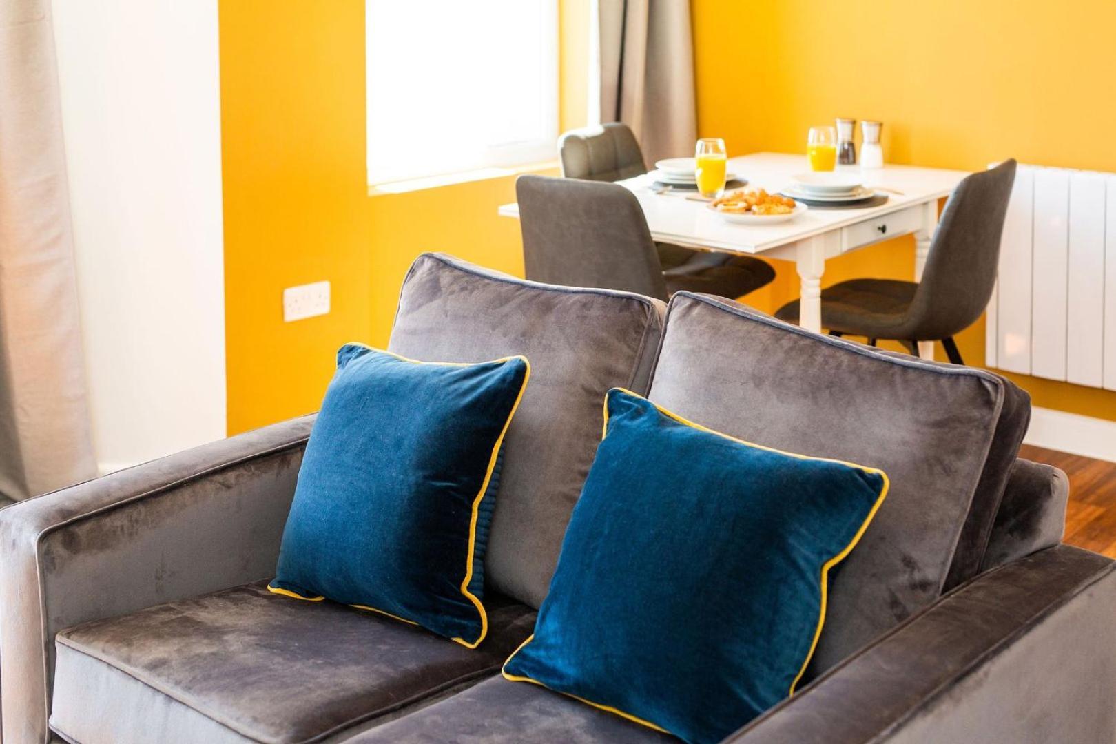 Studio Apartment With 65" Smart Tv Newport  Luaran gambar