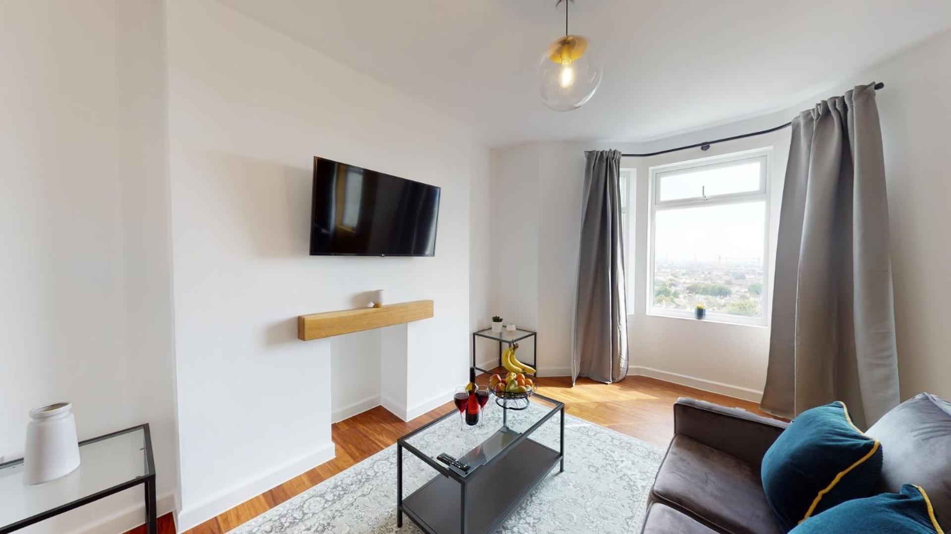 Studio Apartment With 65" Smart Tv Newport  Luaran gambar