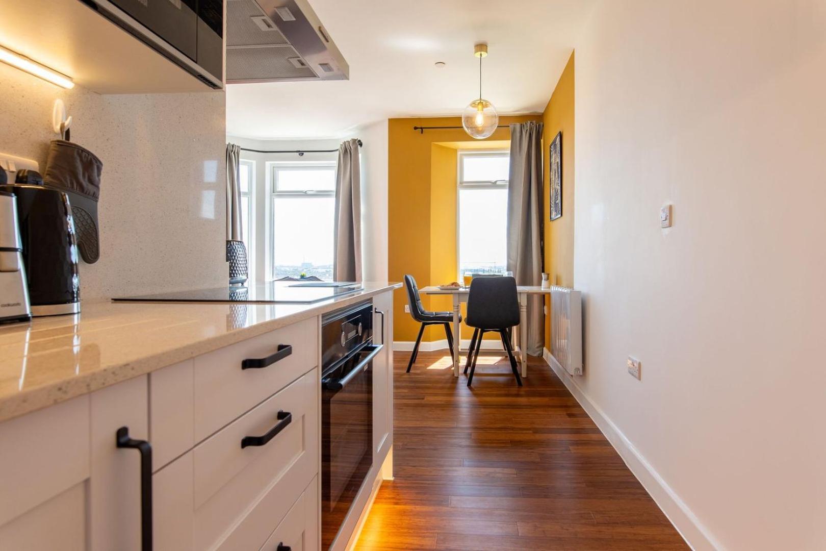 Studio Apartment With 65" Smart Tv Newport  Luaran gambar
