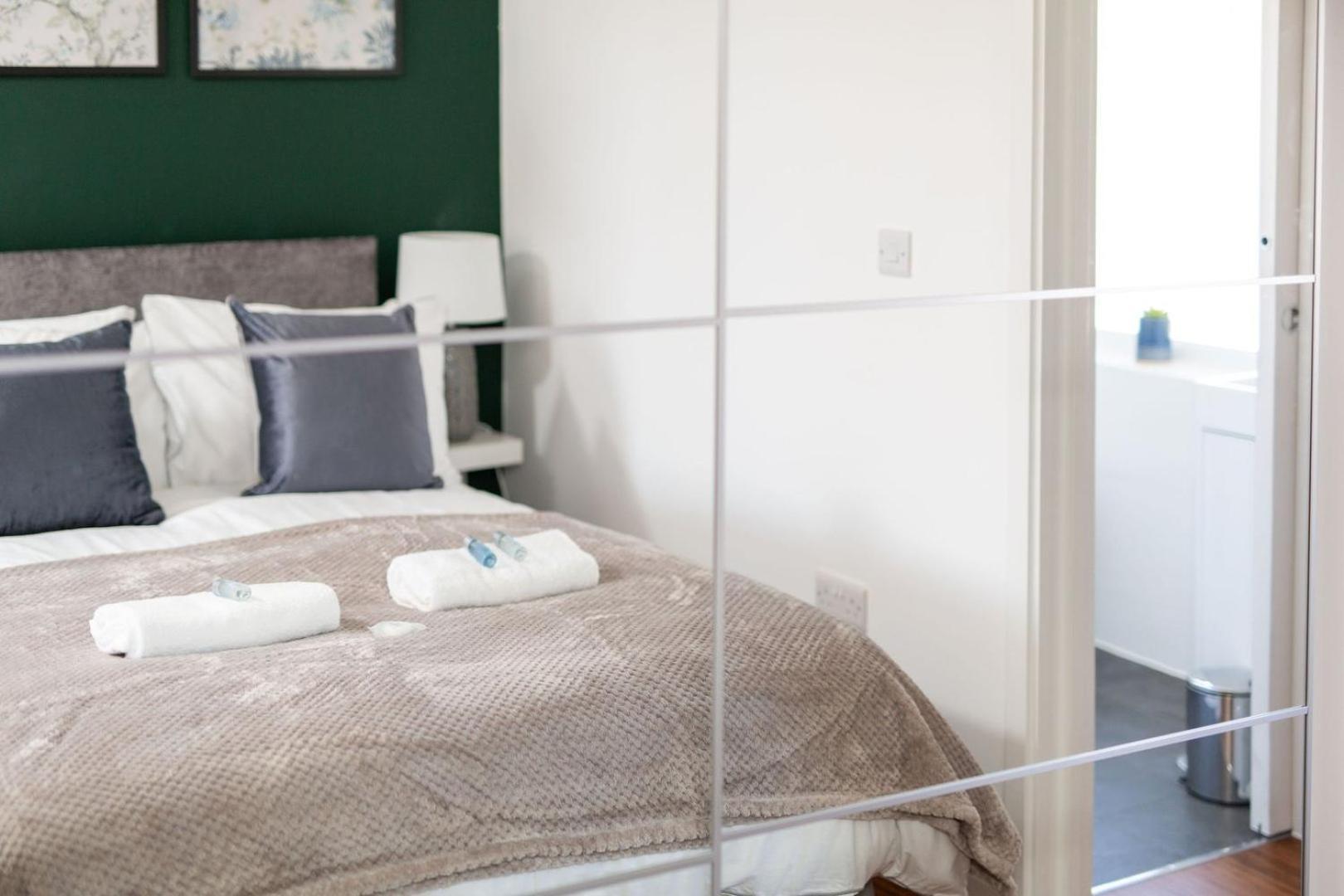 Studio Apartment With 65" Smart Tv Newport  Luaran gambar