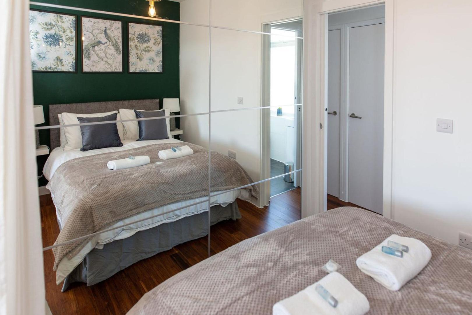 Studio Apartment With 65" Smart Tv Newport  Luaran gambar