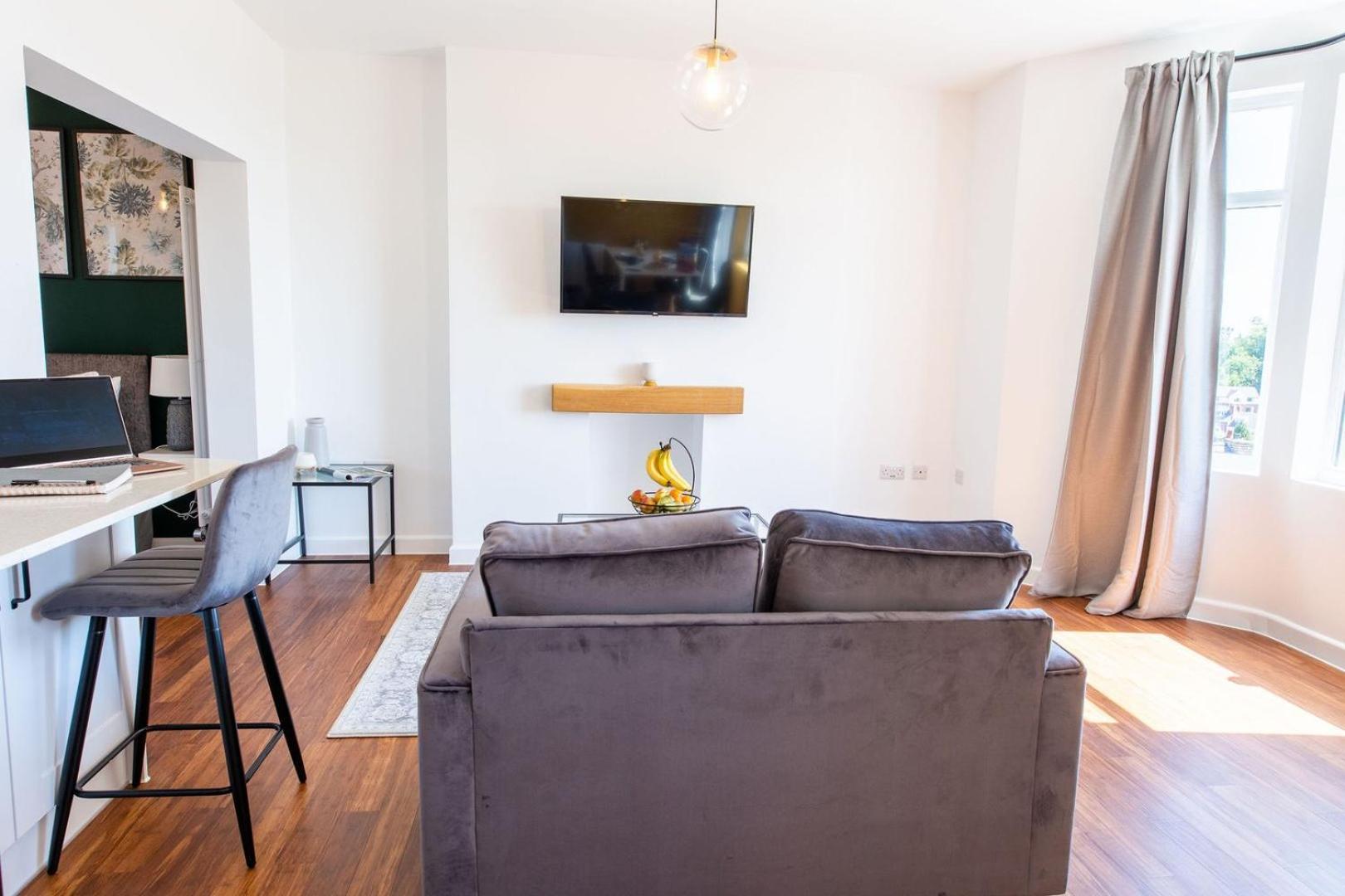 Studio Apartment With 65" Smart Tv Newport  Luaran gambar
